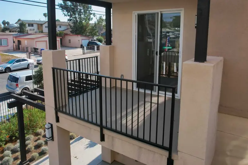 Modern horizontal steel balcony guardrails